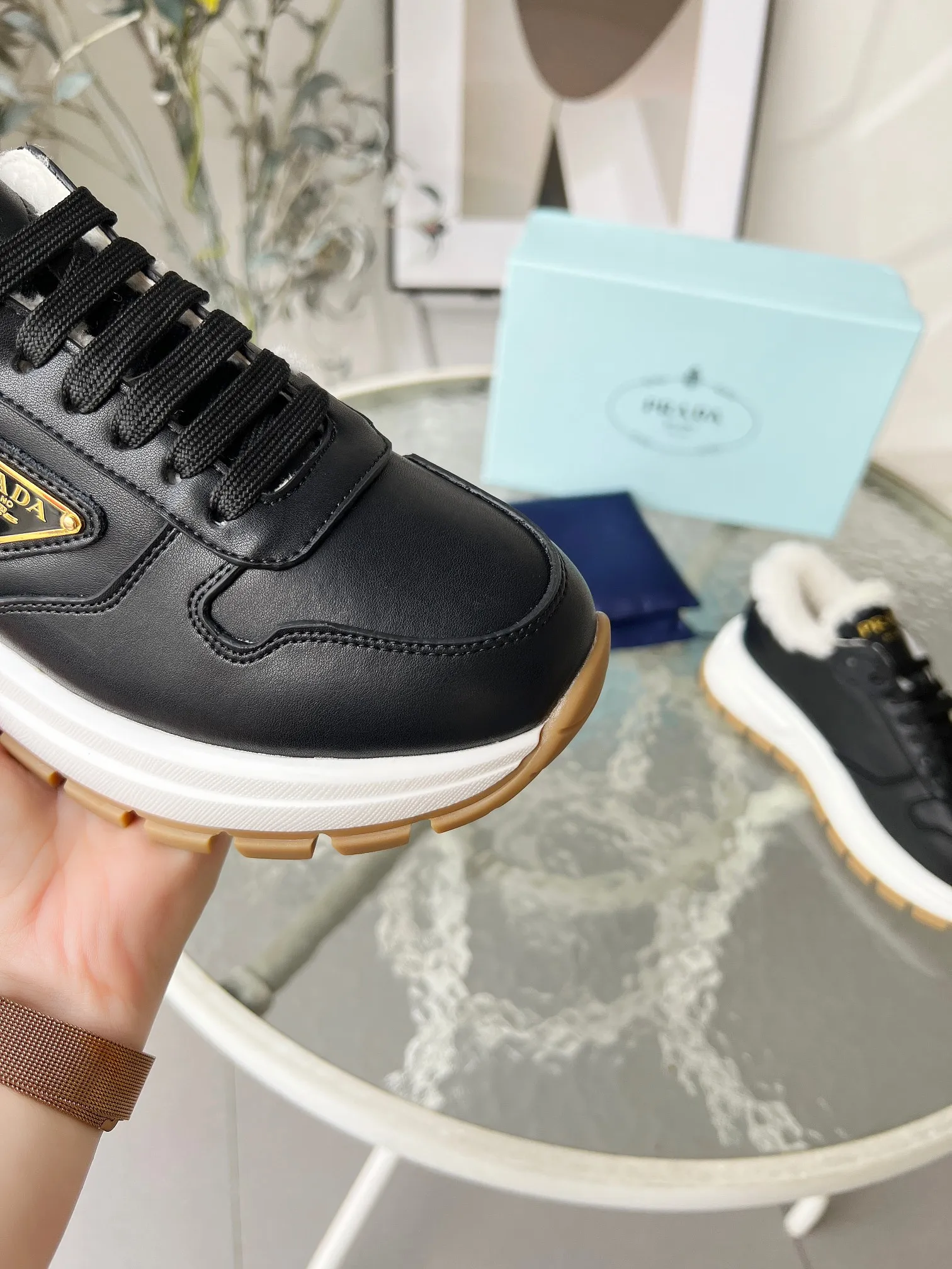 👟👟Ex-factory price 600👟👟 Prada couple model "PRADA.." upgraded version 2024 explosive model is released. , original 1:1 thick sole, fabric silk cowhide lining: sheepskin, foot weight: sheepskin, size 35--46, "Women's model 34.41 is custom-made and non-returnable, Men's model 38.45.46 is custom-made and is non-refundable, two colors black and white